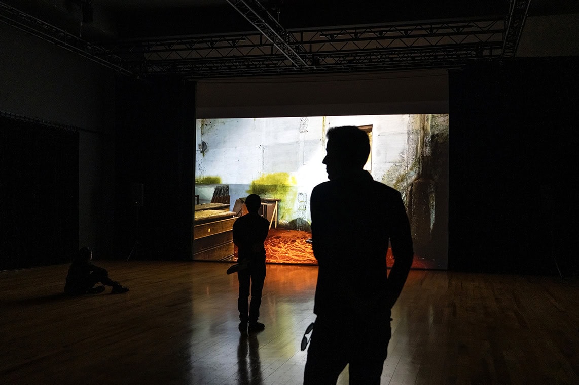“O poço engolia homens aos bocados”: sobre a exposição-instalação vídeo “…depois de pulsar mais uma vez com os sentidos todos a terra em redondo” de Paulo Mendes
