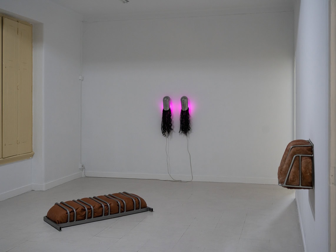 Cão no Couro, by Bárbara Rosário, at Casa Azul: the roughness and strangeness of the surfaces that denounce those of the depths