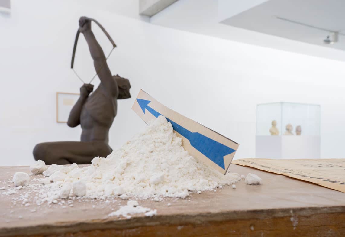 The archer has turned into a mime – in Ana Vidigal’s installation Bela e Má