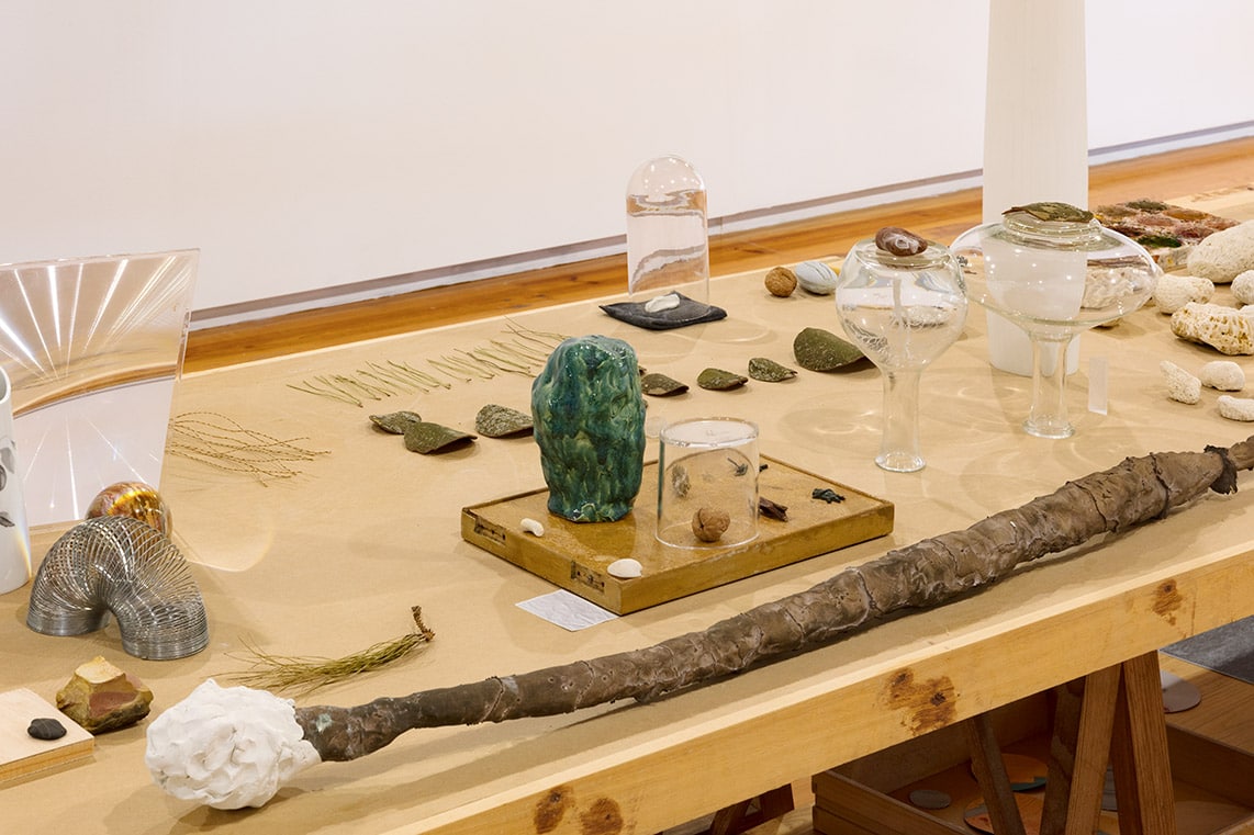 Um berlinde no chão, quase no meio da sala: Susanne S. D. Themlitz at Casa da Cerca – Centro de Arte Contemporânea