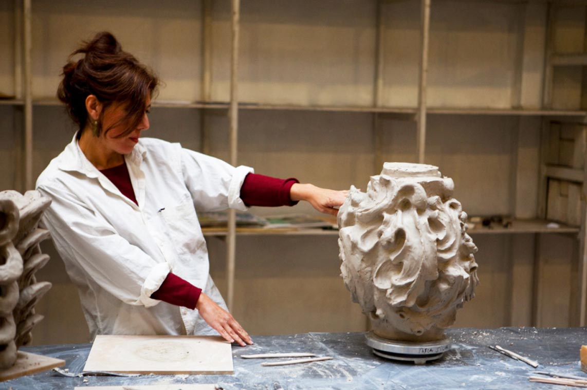Bela Silva: between ceramics, drawing and fashion