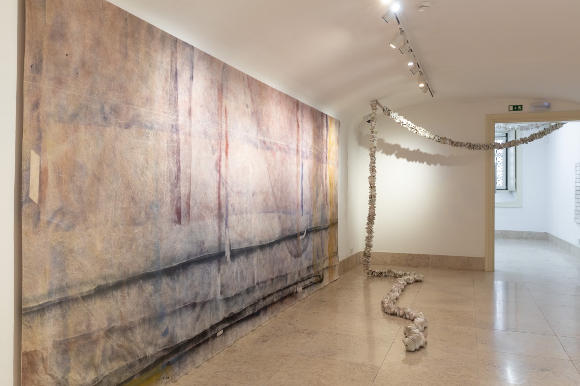 É o cenário que se move / It’s the scenery that moves from Luísa Jacinto and Isa Melsheimer at Brotéria