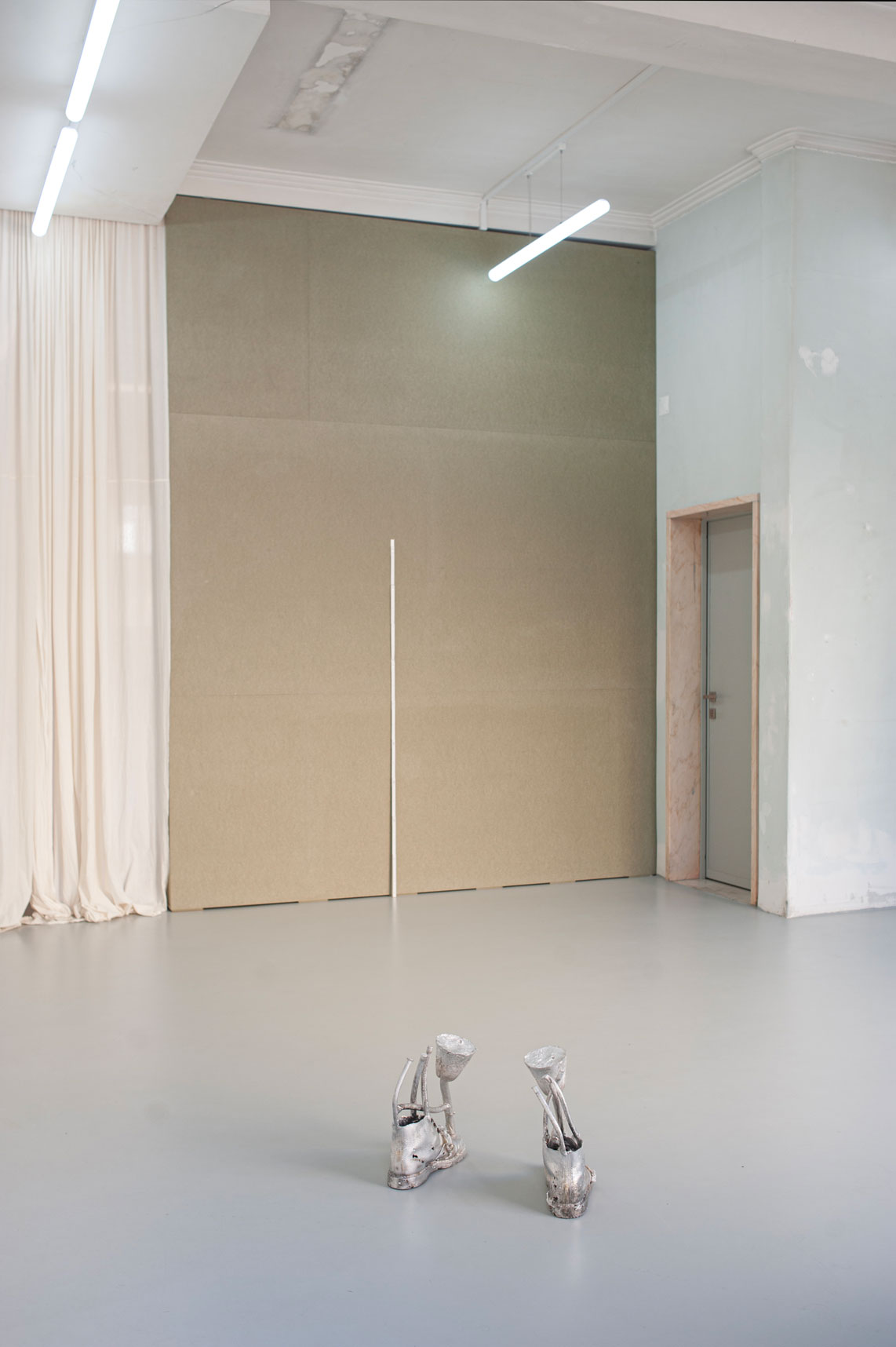 Two Feet by Six Feet, de Hans Schabus